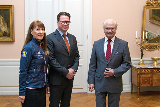 Kungen tillsammans med Mats Årjes och Lotte Jernberg från Svenska skidförbundet. 