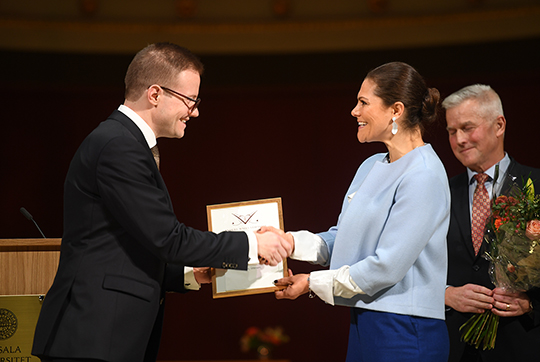 Kronprinsessan delar ut stipendium till Årets Uppsalastudent – Fredrik Pettersson. 