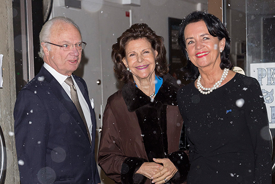 Kungaparet och Anne Ramberg, generalsekreterare i Sveriges advokatsamfund, vid ankomsten till Berwaldhallen. 