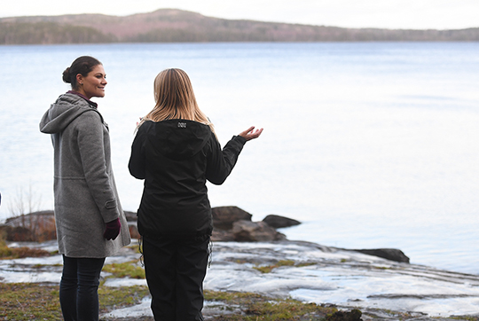 Vid sjön Stora Gla. Kronprinsessan i samtal med Vivi Appelqvist, verksamhetschef för stiftelsen Glaskogen. 