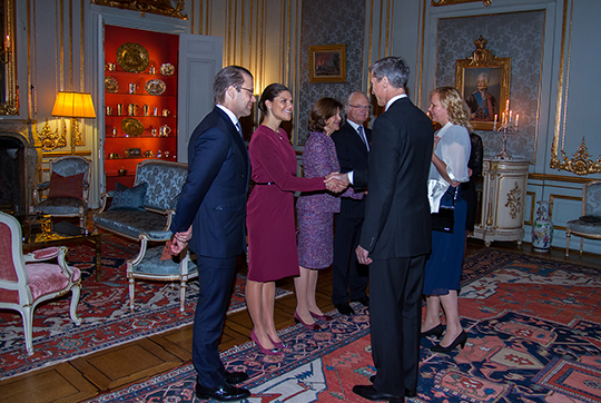Kungaparet och Kronprinsessparet välkomnar Lettlands ambassadör Marģers Krams och Sandra Krama till mottagningen på Kungl. Slottet. 