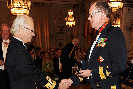 Kungen delar ut akademiens belöningsmedalj till ledamot och generalmajor Bo Waldemarsson. 