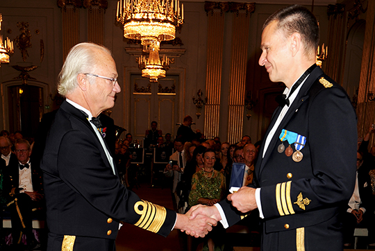 Kungen delar ut akademiens belöningsmedalj till överstelöjtnant Anders Segerby. 