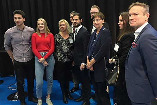 Prins Carl Philip tillsammans med panelen samt representanter för Skolforum och Stockholmsmässan. 