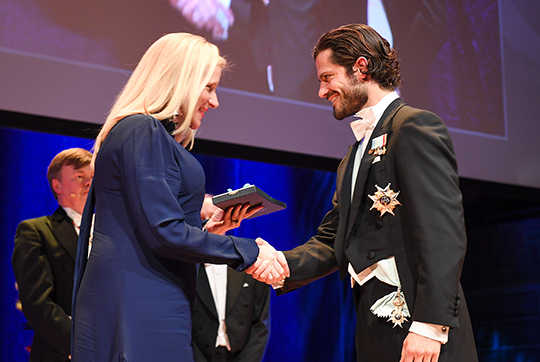 Direktör Cristina Stenbeck tilldelas IVAs guldmedalj.