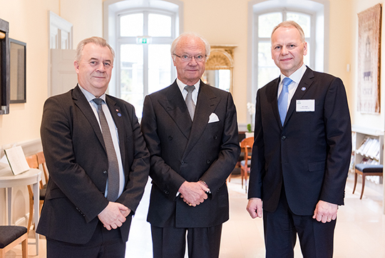 Kungen tillsammans med Sveriges landsbygdsminister Sven-Erik Bucht och Jari Leppä, Finlands jord- och skogsbruksminister. 