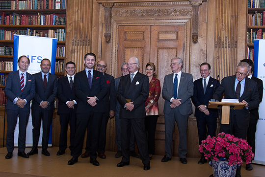 Hamdija Jusufagic tar emot utmärkelsen "Årets pionjär" under ceremonin i Bernadottebiblioteket. 