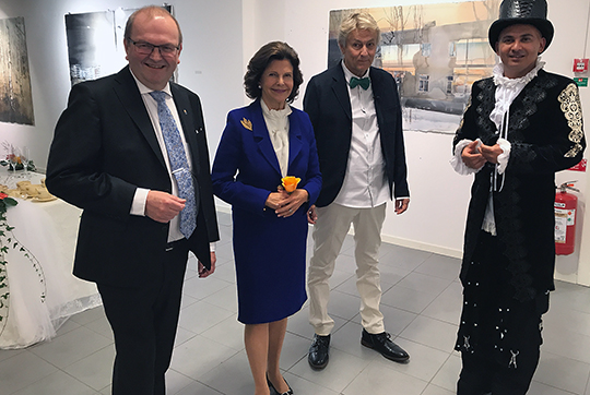 Drottningen tillsammans med landshövding Kenneth Johansson, Lars Lerin och museiintendent Manoel Marques Lerin under vernissagen. 