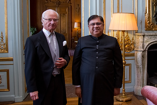 Kungen tillsammans med Pakistans ambassadör Muhammad Tariq Zameer vid dagens avskedsaudiens. 