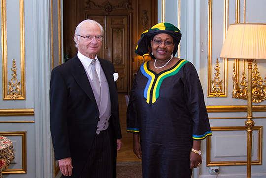 Kungen tog emot Tanzanias ambassadör Dora M. Msechu vid avskedsaudiens på Kungl. Slottet.