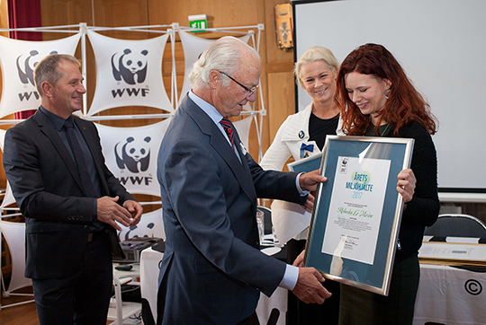 Kungen delar ut diplom till årets miljöhjältar Rebecka Le Moine och Malena Ernman. Till vänster om Kungen står WWF:s generalsekreterare Håkan Wirtén.