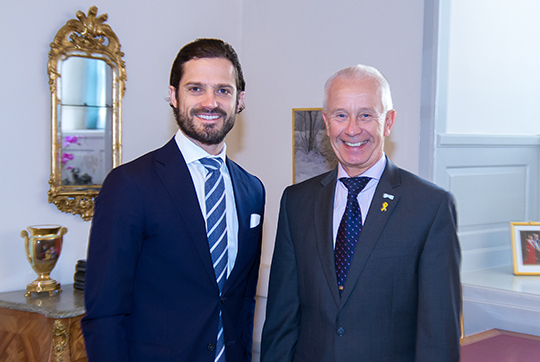 Prins Carl Philip och Sverker Göranson vid mötet på Kungliga slottet. 