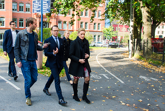 Prins Daniel och Kristina Sparreljung promenerar från Sahlgrenska Universitetssjukhuset till utdelningsceremonin på Elite Park Avenue. 