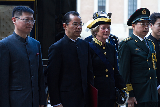 Kinas ambassadör GUI Congyou med sitt följe tillsammans med UD:s introduktör Ingrid Hjelt af Trolle. 