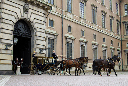 Belgiens ambassadör Hugo Brauwers ankommer till Kungliga slottet i en av Hovstallets vagnar via Södra valvet. 