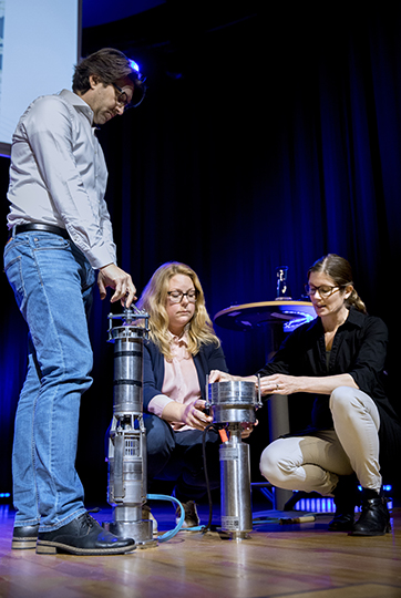 Steffen Keiter, Anna Kärrman och Anna Rotander visar hur pumpen som filtrerar vattnet fungerar. 