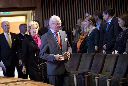 Kungen anländer till föreläsningssalen, åtföljd av landshövding Maria Larsson och rektor Johan Schnürer. 