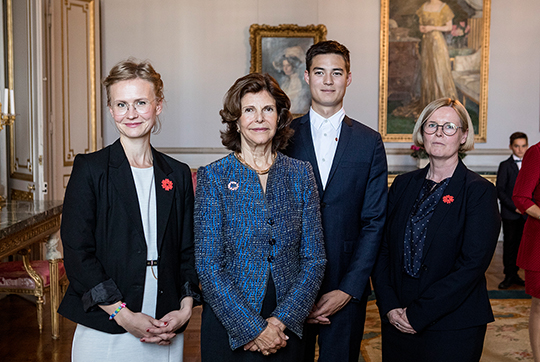 Drottningen tillsammans med årets forskare: Marie Kanstrup, Sebastian Waltilla och Malin Rising Holmström.