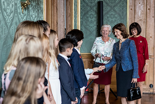 Drottningen välkomnar eleverna från Adolf Fredriks musikklasser till Kungl. Slottet. 