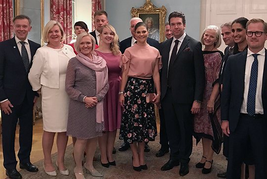 Efter föreställningen hölls en mottagning på Sveriges ambassad i Helsingfors.