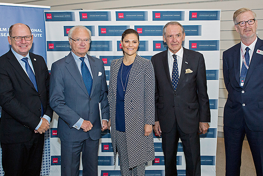 Kungen och Kronprinsessan tillsammans med riksdagens talman Urban Ahlin, SIPRIs ordförande Jan Eliasson samt Dan Smith, direktör SIPRI. Foto: