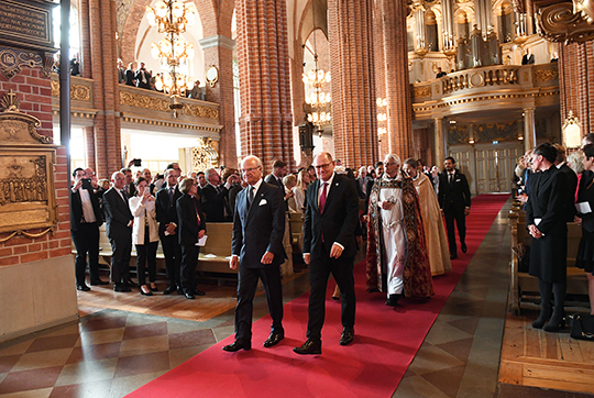 Kungen och riksdagens talman Urban Ahlin anländer till Storkyrkan. 