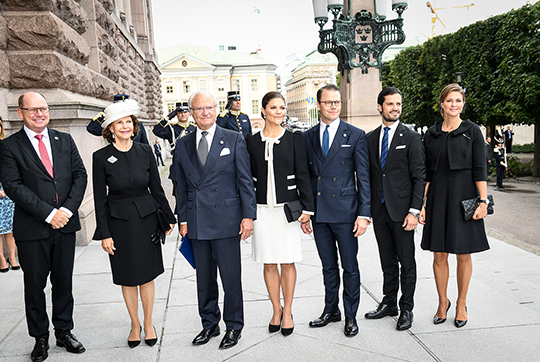 Kungafamiljen och riksdagens talman Urban Ahlin vid ankomsten till riksdagshuset. 