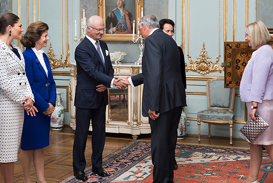 Spaniens ambassadör Gabriel Busquets Aparicio och Sibila Helga Boveleth tas emot av Kungaparet och Kronprinsessparet. 