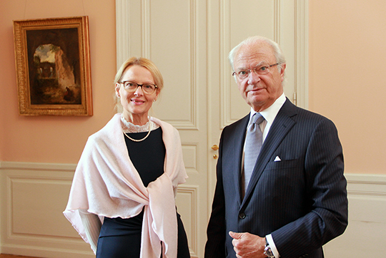 Kungen tillsammans med migrationsminister och biträdande justitieminister Heléne Fritzon vid mötet på Kungl. Slottet.