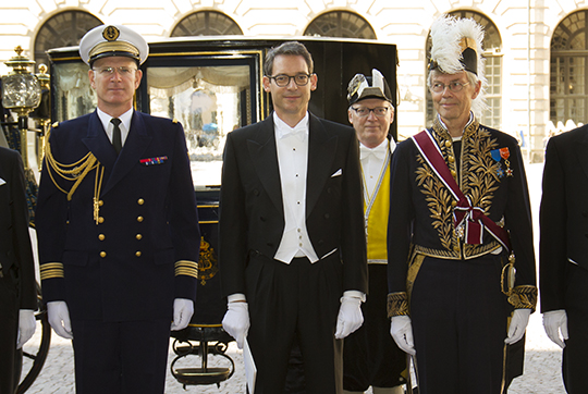 Frankrikes ambassadör David Cvach anländer till Kungl. Slottet. 