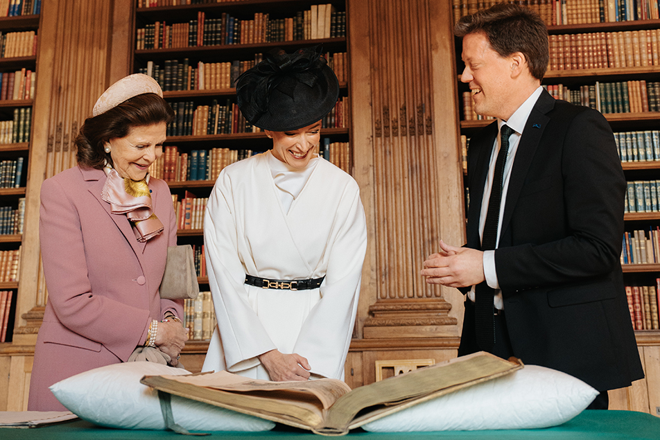 Slottsbibliotekarie Arvid Jakobsson gav Drottningen och fru Innes-Stubb en visning av föremål ut Bernadottebibliotekets samlingar.