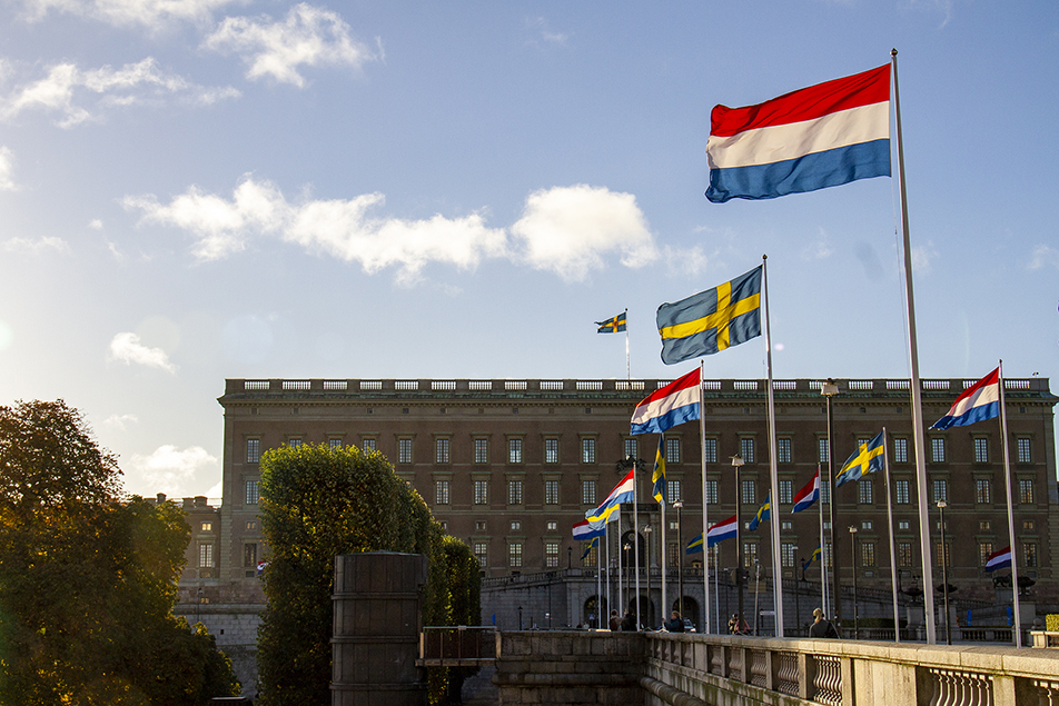 Flaggor på Norrbro under statsbesöket från Nederländerna.