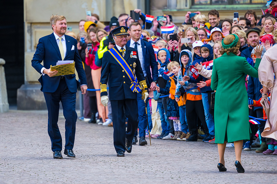 Many members of the public welcomed the Dutch King and Queen in the Inner Courtyard. 