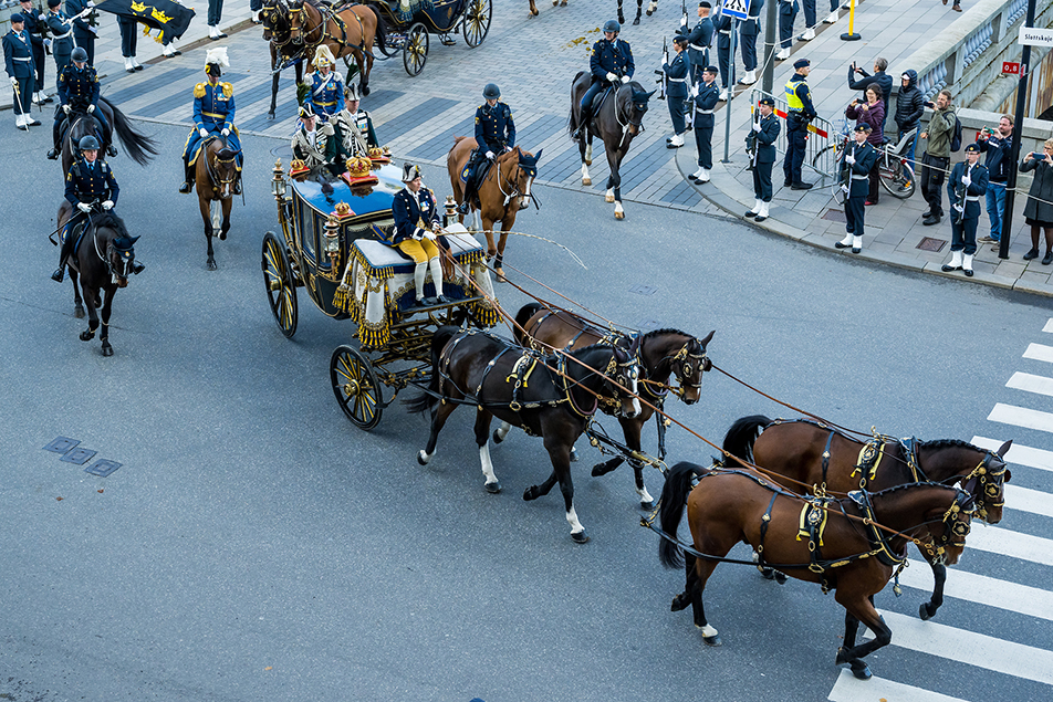 The cortège en route towards the Royal Palace. 