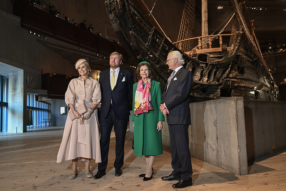 The Kings and Queens in front of the Vasa. 