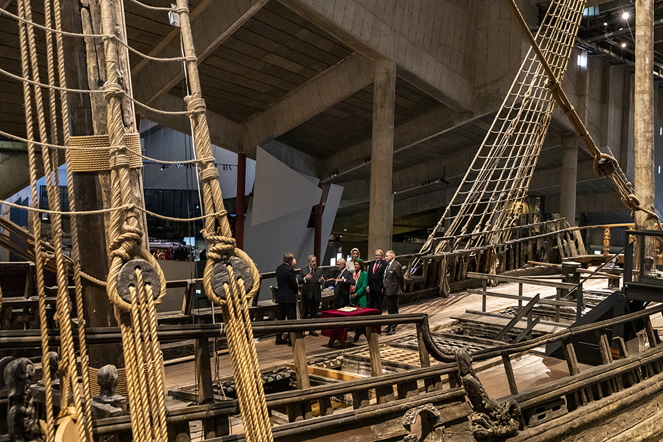 Kungaparen fick en visning ombord på regalskeppet Vasa.