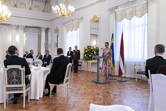 Kronprinsessan talar i samband med lunchen på Riga slott. 