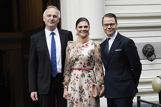 Kronprinsessparet tillsammans med rektor Anders Paalzow på Stockholm School of Economics in Riga . 