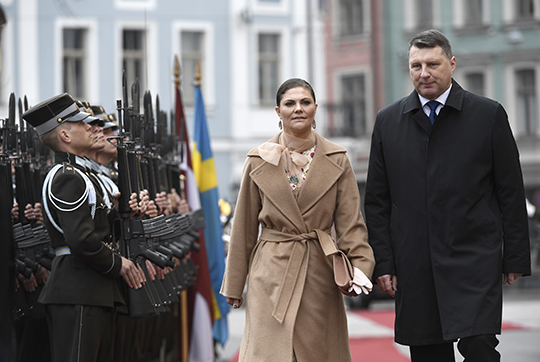 Kronprinsessan och president Raimonds Vējonis vid välkomstceremonin i Riga.