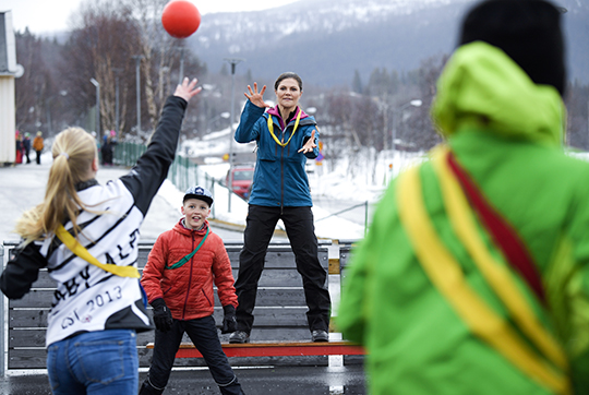 Kronprinsessan spelar spökboll tillsammans med elever från Skytteanska skolan i Tärnaby. 