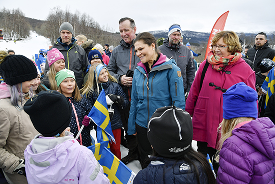 Kronprinsessan pratar med elever i Tärnaby vid Ingemarbacken. 