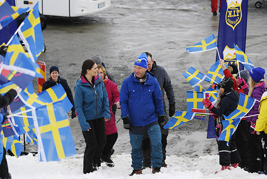 Kronprinsessan anländer till Ingemarbacken i Tärnaby tillsammans med Lars Mattson. 