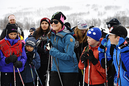Under sin vandring i Lappland åkte Kronprinsessan skidor i Hemavan tillsammans med elever från årskurs 4-6, från gondolliftens topp till Kobåsspåret på högfjället. 