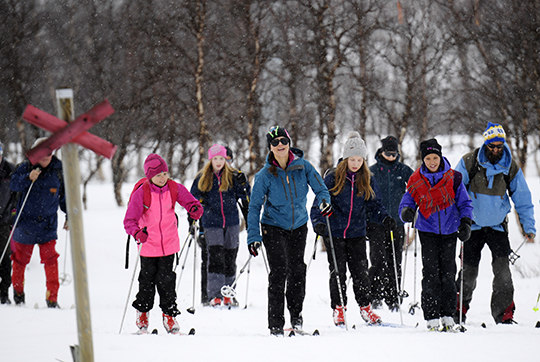 Kronprinsessan fortsätter vandringen på skidor, tillsammans med elever från årskurs 4–6. 
