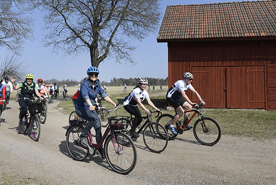 Kronprinsessan cyklar från Kävesta folkhögskola till Kvarntorpshögen. 