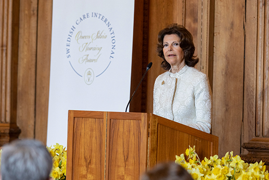 I sitt tal poängterade Drottningen vikten av att stödja forskning och främja utbildning av hög kvalitet för dem som arbetar med äldreomsorg och demens. 