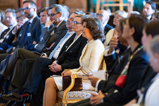 Drottningen och Finlands talman Ms Paula Risikko under ceremonin i Bernadottebiblioteket. 