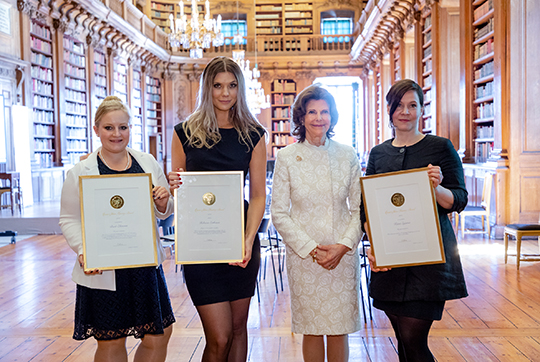 Drottningen tillsammans med de tre stipendiaterna Berit Ehmann, Rebecca Eriksson och Katri Sajama. Den fjärde stipendiaten Aldona Raczek-Chachucka kunde inte närvara vid ceremonin. 