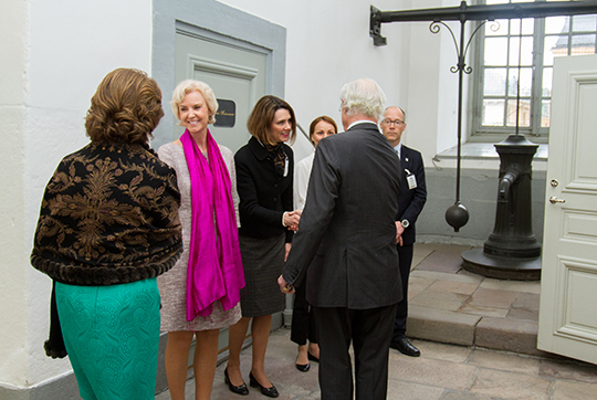 Kungaparet hälsar Charlotte Wrangberg, Cecilia Ruthström Ruin, Katrin André och Per Sjönell välkomna till Kungl. Slottet inför mötet om det officiella besöket i Japan. 