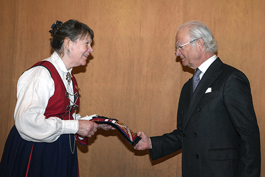 Kungen delar ut LRF Mjölks guldmedalj till Ingrid Bengtsson från Slöinge i Hallands län. 